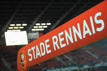 Panneau Stade Rennais dans un stade