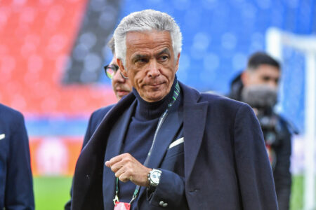 Homme aux cheveux gris dans un stade