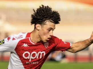 Footballeur en maillot rouge et blanc Monaco