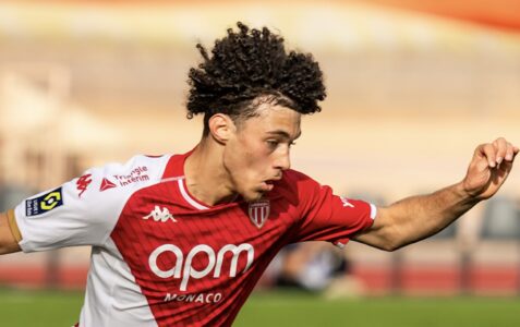 Joueur de football en maillot rouge Monaco