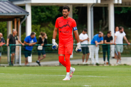 Gardien de but en tenue orange sur terrain