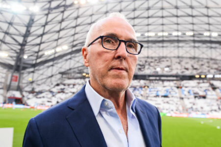 Homme en costume dans un stade moderne