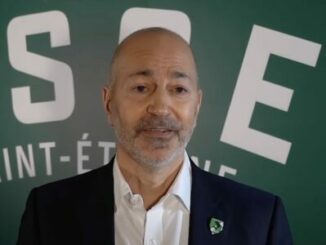 Homme en costume devant logo AS Saint-Étienne
