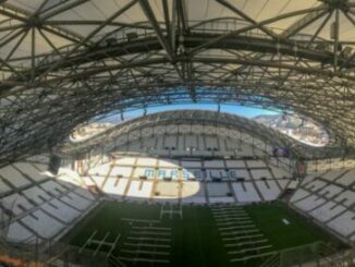 Intérieur du stade de Marseille sous toit moderne