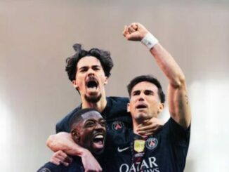 Trois footballeurs célébrant un but avec passion