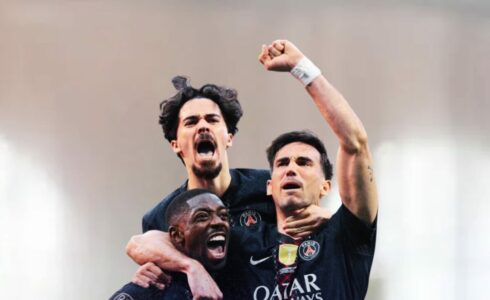Joueurs de football célébrant un but ensemble