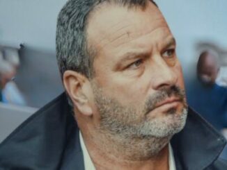 Homme barbu au regard sérieux, gros plan
