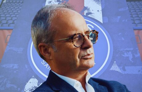 Portrait d’un homme en costume et lunettes