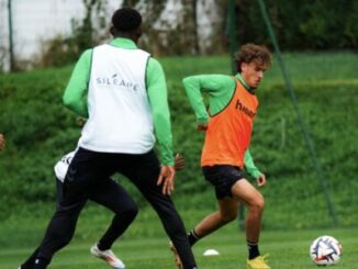 Entraînement de football avec joueur dribblant le ballon