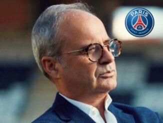 Homme en costume avec logo du PSG