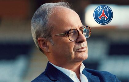 Homme en costume avec logo du PSG