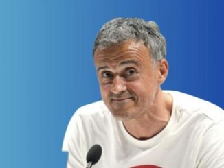 Homme aux cheveux gris parlant devant micro