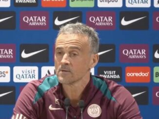 Homme en conférence de presse sportive