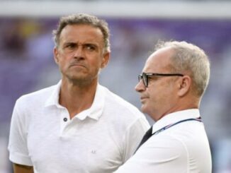 Deux hommes en chemise blanche dans un stade