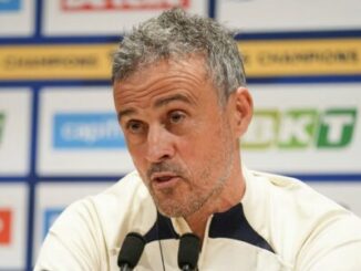 Homme parlant en conférence de presse