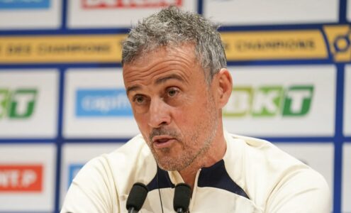 Homme parlant en conférence de presse sportive
