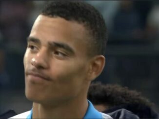 Joueur de football regardant sur le côté