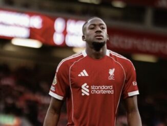 Joueur de football en maillot rouge Liverpool