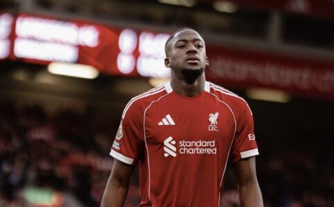Joueur de football en maillot rouge Liverpool