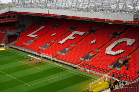 Tribunes rouges d’Anfield avec lettres LFC