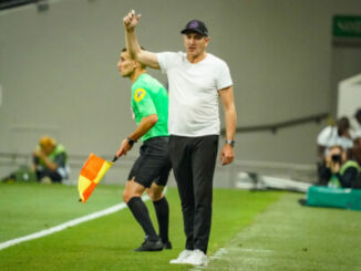Entraîneur de football donnant des instructions en touche