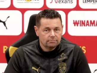 Homme en conférence de presse sportive