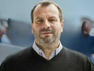 Portrait d’un homme barbu en pull sombre