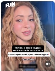 Femme blonde parlant face caméra, texte superposé